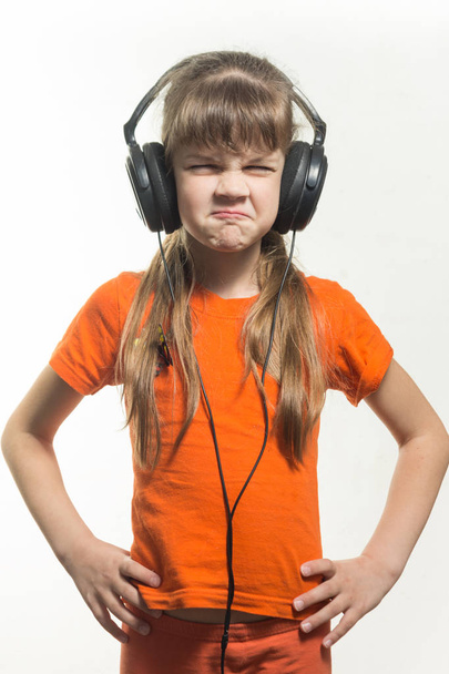 Belt portrait of a twisted girl in headphones locators - Foto, Imagem