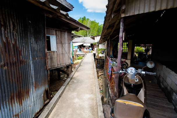 Pueblo local en la isla de Koh Klang en Krabi en el sur de Tailandia. Paisaje urbano tomado en el sudeste asiático
. - Foto, imagen