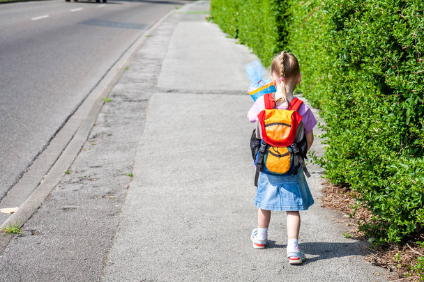 Niña en su camino a su primer día de escuela
 - Foto, Imagen