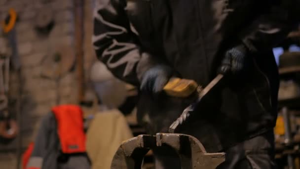 Fémmegmunkáló kovács - Felvétel, videó