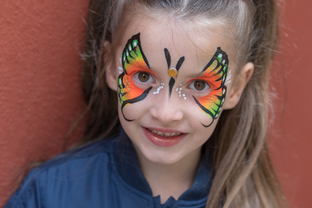 Primo piano di ragazza con farfalla dipinta sul viso
 - Foto, immagini