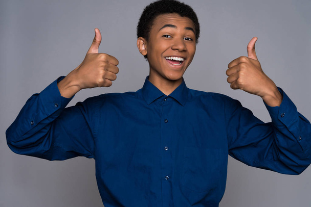 Happy Afro American teen showing thumbs up - Foto, imagen