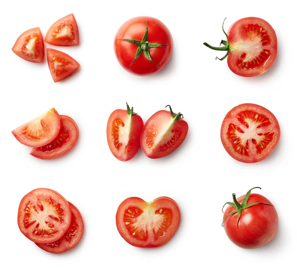 Beyaz arka plan üzerinde izole taze bütün ve dilimlenmiş domates kümesi. Üstten Görünüm - Fotoğraf, Görsel