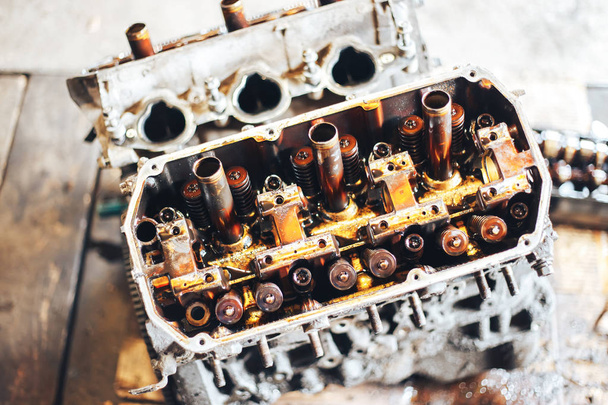 барвиста частина двигуна автомобіля, що стоїть в гаражі
 - Фото, зображення