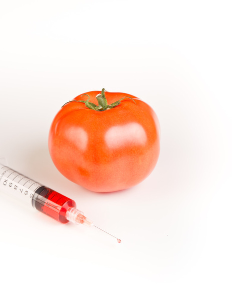 jeringa y tomate gmo
 - Foto, imagen