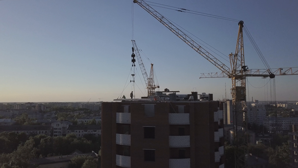 Luchtfoto van het opbouwen van kranen en gebouwen in aanbouw - Video