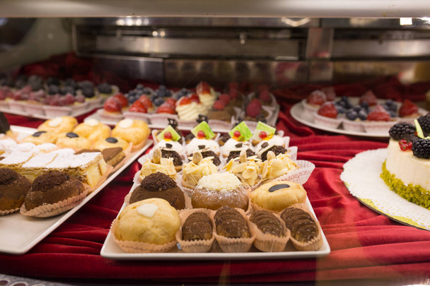 Los pasteles sabrosos hermosos en la vitrina en la cafetería
 - Foto, Imagen