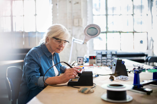 Senior woman in electronics workshop - Foto, Imagem