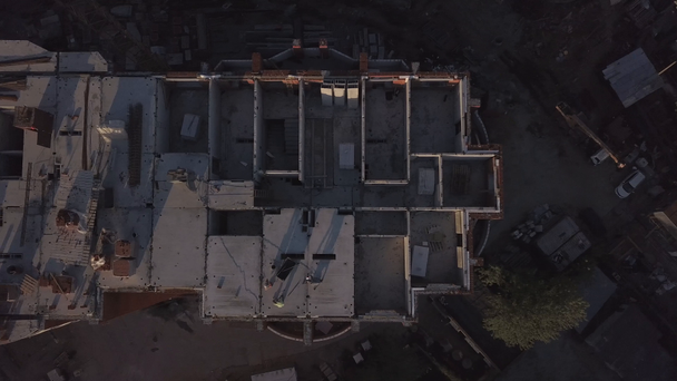 Luchtfoto van het opbouwen van kranen en gebouwen in aanbouw. Strijd over de bouwplaats. - Video