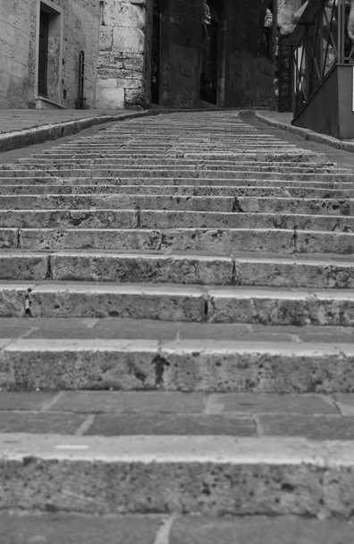 Wiele kroków wzdłuż ścieżki przy ulicy miasta Perugia - Zdjęcie, obraz