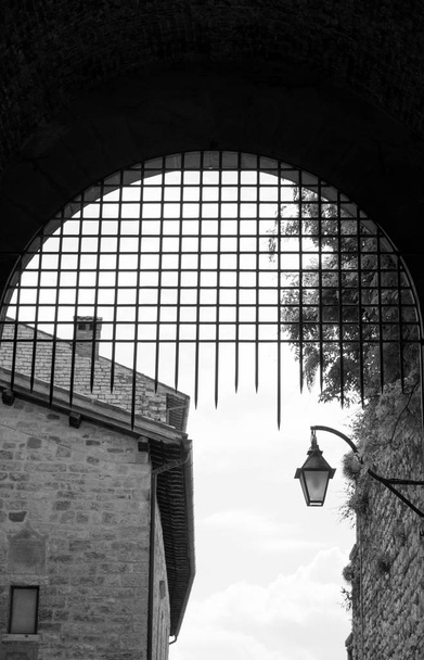Weergave van de ijzeren poort van stadhuis in de middeleeuwse stad Gubbio van binnen - Foto, afbeelding