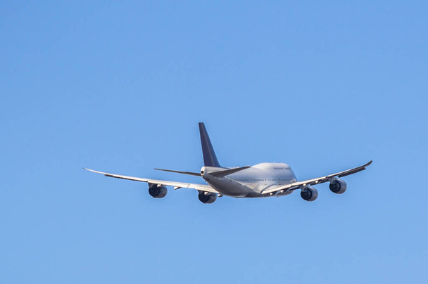 Utas repülőgép vesz ki a kék ég - Fotó, kép