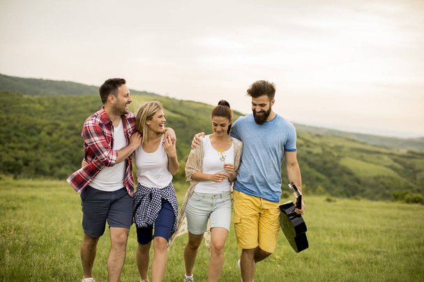 Группа молодых людей, веселящихся в поездке на природу на горе
 - Фото, изображение