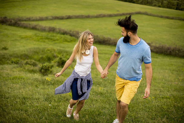 Couple Lovinh profiter d'une promenade à travers la terre herbeuse
 - Photo, image