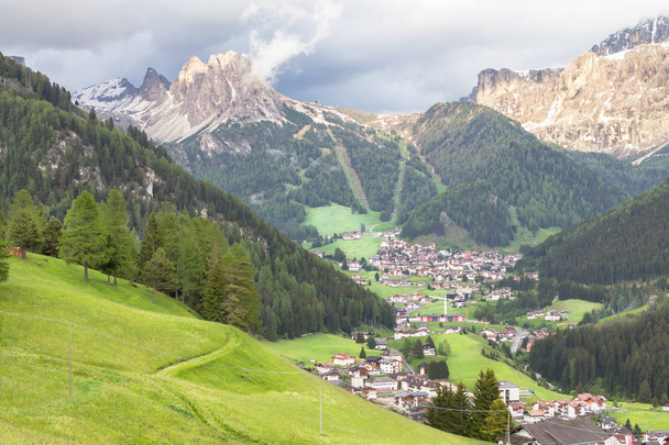 Selva vesnice, Wolkenstein, údolí Gardena, Jižní Tyrolsko, Dolomity, Itálie - Fotografie, Obrázek