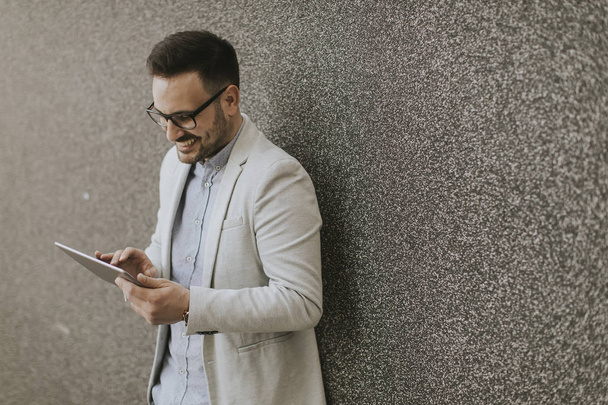 Retrato de jovem empresário com tablet digital em pé ao ar livre
 - Foto, Imagem
