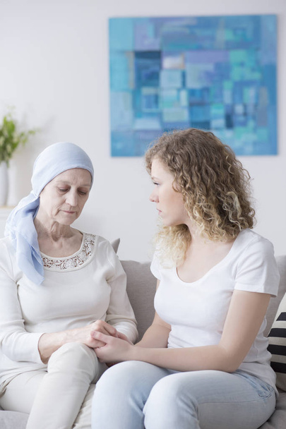 Aide soignante prenant soin d'une triste femme âgée malade atteinte d'un cancer
 - Photo, image