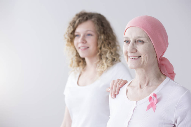 Donna anziana felice con velo rosa e nastro. Concetto di paziente con cancro
 - Foto, immagini