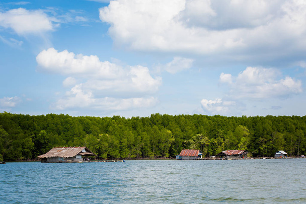 Zobacz z lokalnym chaty nad Pak Nam tropikalnych w Krabi w południowej Tajlandii. Krajobraz z longtail łodzi w Azji Południowo-Wschodniej. - Zdjęcie, obraz