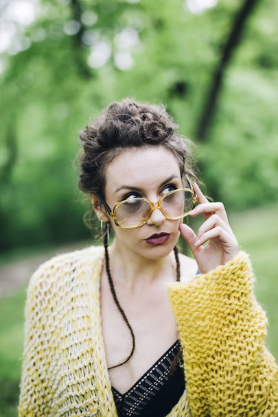 Mooie jonge vrouw met brillen buiten in het bos - Foto, afbeelding