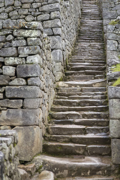 Detalle de las escaleras de piedra en Machu Picchu, Perú
 - Foto, imagen