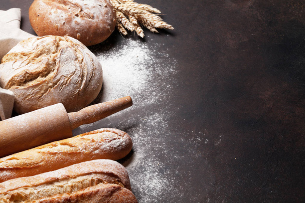 Çeşitli ekmek ve buns taş masada. Senin metin için ile yer - Fotoğraf, Görsel