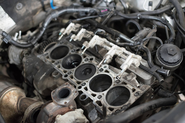 Engine valve car maintenance.The cylinder block of the four-cylinder engine. Disassembled motor vehicle for repair.  - 写真・画像