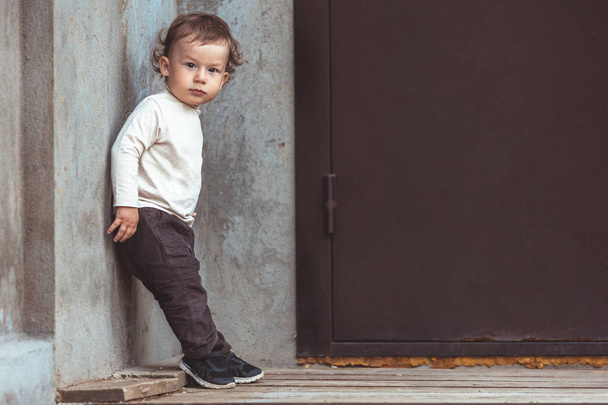 Портрет красивого маленького мальчика. Ребенок на улице
 - Фото, изображение