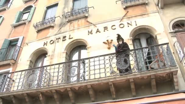 Pessoa disfarçada em Veneza
 - Filmagem, Vídeo