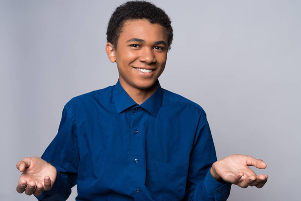 African American teenager is in difficulty - Foto, Imagen