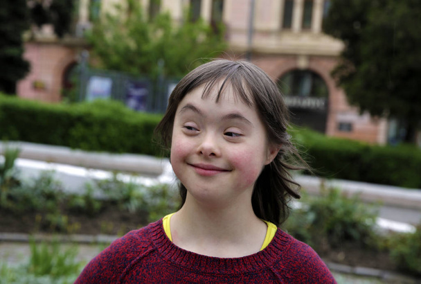 Portrét holčička s úsměvem ve městě - Fotografie, Obrázek
