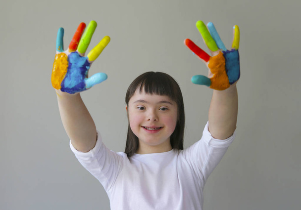 schattig klein meisje met geschilderde handen. - Foto, afbeelding