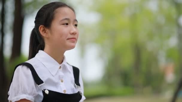 Asijské dospívající ruce znamení se usmívající se tvář štěstí v zeleném parku - Záběry, video