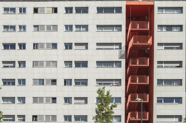 façade avec fenêtres et escaliers / façade blanche avec fenêtres horizontales et escalier orange d'un bâtiment à Madrid. Espagne
. - Photo, image