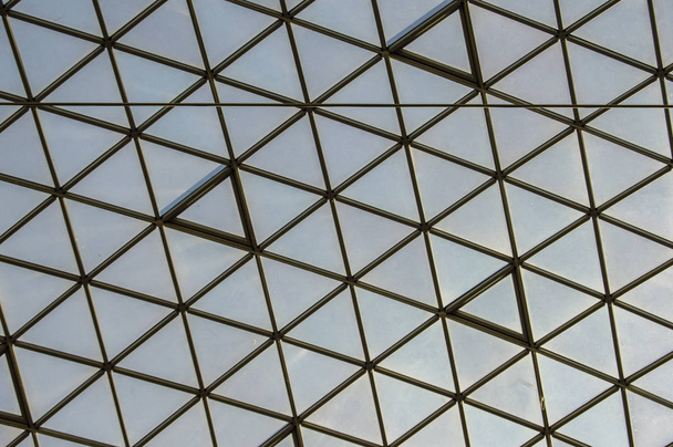  glazen plafond / glazen plafond met metalen structuur in de vorm van rhombs en glas van een gebouw in Madrid. Spanje - Foto, afbeelding
