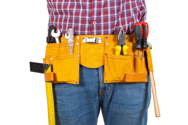 Zavřít obrázek mladý údržbář žluté nástroj pásu na izolované pozadí - Fotografie, Obrázek