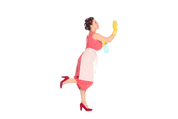 attraktive Plus-Size-Frau in Gummihandschuhen mit Putzmitteln, die Leerraum isoliert auf Weiß wischen - Foto, Bild