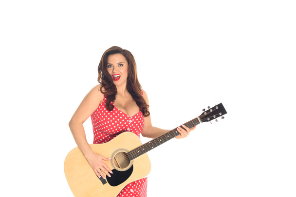 artístico más tamaño mujer jugando guitarra acústica aislado en blanco
 - Foto, imagen