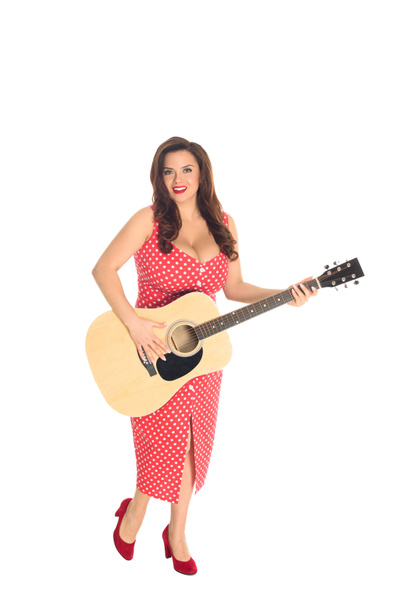 feliz más tamaño mujer jugando guitarra acústica aislado en blanco
 - Foto, imagen