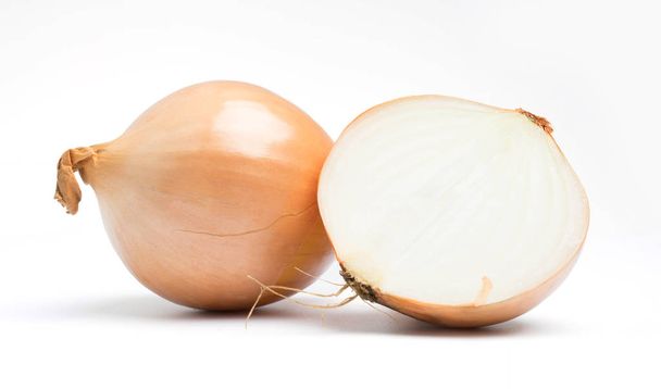 ripe onion on a white background - Foto, afbeelding