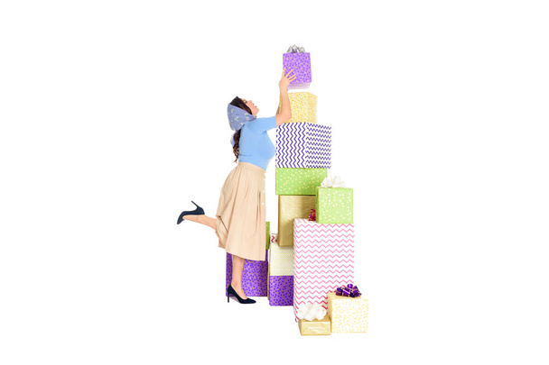 visão comprimento total da mulher pin up elegante com várias caixas de presente isoladas no branco
 - Foto, Imagem