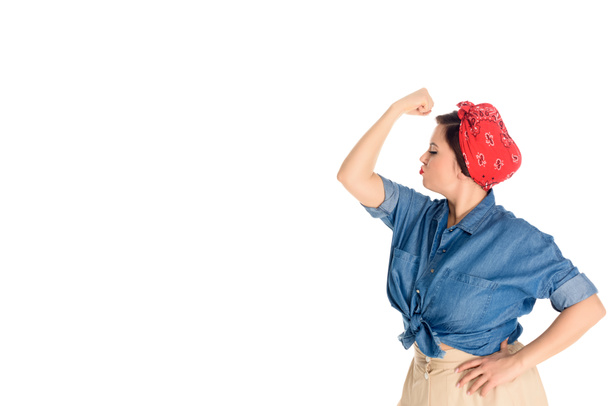 confiante pin up mulher mostrando bíceps isolado no branco
  - Foto, Imagem