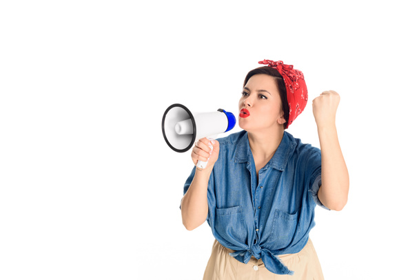 эмоциональный пин-ап женщина говорит в мегафоне и дрожащий кулак изолирован на белом
 - Фото, изображение