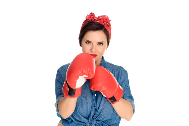 krásná mladá pin se žena v Boxerské rukavice při pohledu na fotoaparát izolované na bílém - Fotografie, Obrázek