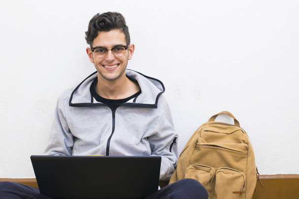 φοιτητής με τον υπολογιστή και το σακίδιο του κολεγίου ή Πανεπιστημίου - Φωτογραφία, εικόνα
