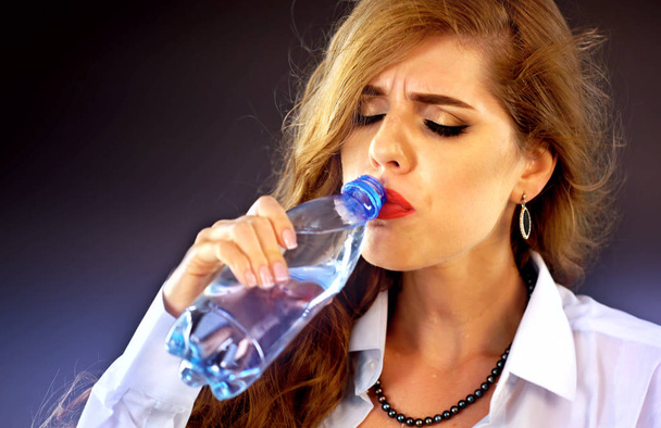 Dientes sensibles mujer bebiendo agua fría de la botella. Dolor de muelas repentino
. - Foto, Imagen