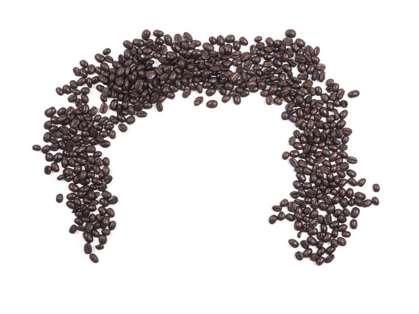 Šálek kávy a kávové fazole na dřevěné lžičce na bílém pozadí - Fotografie, Obrázek