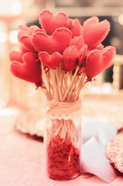 Vase mit einem Strauß von Herzen statt Blumen. Liebeskonzept, Valentinstag, Muttertag oder Liebe ausdrücken. warme Töne. - Foto, Bild