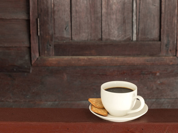 Чашка кави на дерев'яному столі старого дерева фону - Фото, зображення