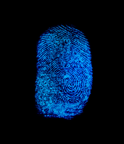 Símbolo de identificación de huellas digitales azules aislado sobre fondo negro en concepto de tecnología
 - Foto, imagen